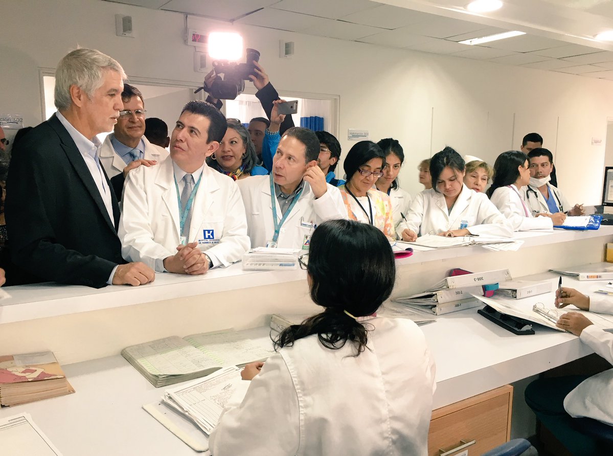 Alcalde Enrique Peñalosa entrega a la comunidad 30 nuevas camas para el servicio obstetricia en el Hospital de Kennedy