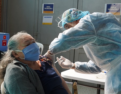 Bogotá inicia vacunación de personas mayores de 65 años