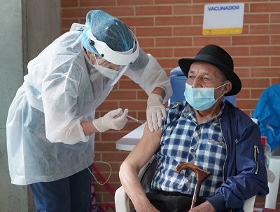 Mayores de 80 años podrán solicitar cita para vacunación