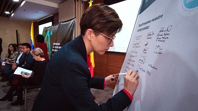 Estudiantes y autoridades académicas firman pacto por la salud mental en sus entornos