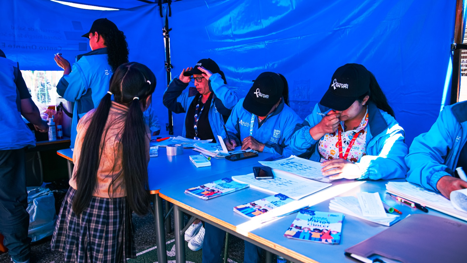 Bogotá enfrenta el reto de cerrar las brechas de vacunación contra el VPH y en los refuerzos de los cinco años fortaleciendo la vacunación en colegios