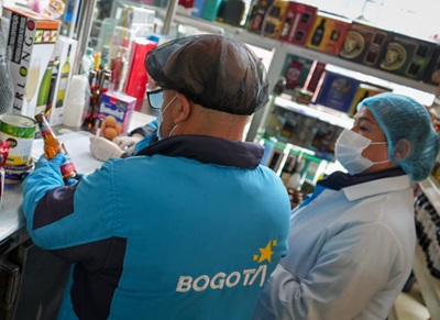 Incrementa el control contra licor adulterado en Bogotá: más de 300 litros se han destruido este mes