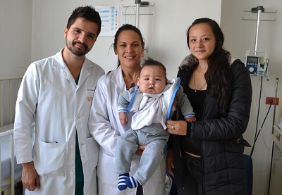 Sorprendente cirugía a bebé recién nacido le permitió volver a respirar
