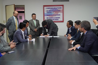 Distrito firma contrato de construcción del hospital Bosa