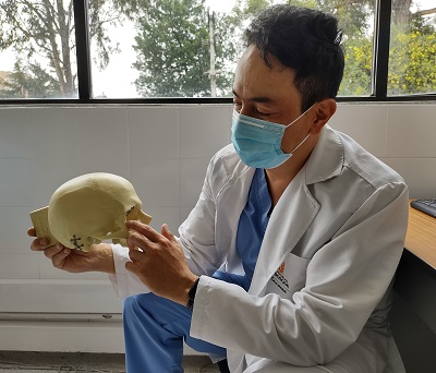 Médicos adaptan prótesis de oreja a joven con malformación