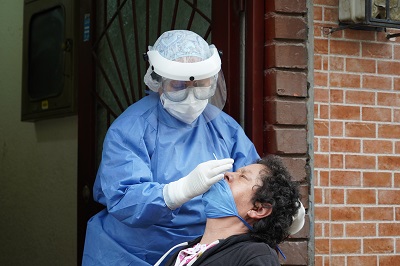 Preste atención a síntomas del COVID-19 y solicite atención médica oportuna