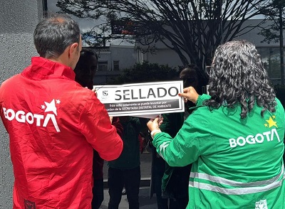 Alcaldía de Bogotá sella clínica de cirugía plástica por arrojo de residuos biológicos en vía pública